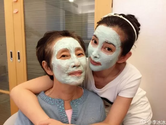 刘亦菲的妈妈听说比她本人还美,厉害了!