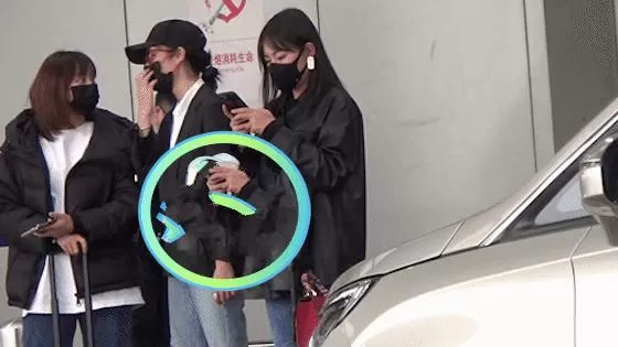 刘亦菲干爹有新欢?和妙龄女约会兴致高刘亦菲,曾和小30岁杨采钰相恋