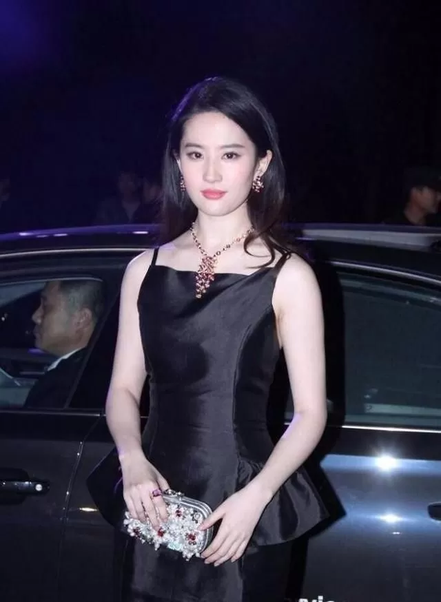 刘亦菲深v裙现身，网友：你还是那么美！