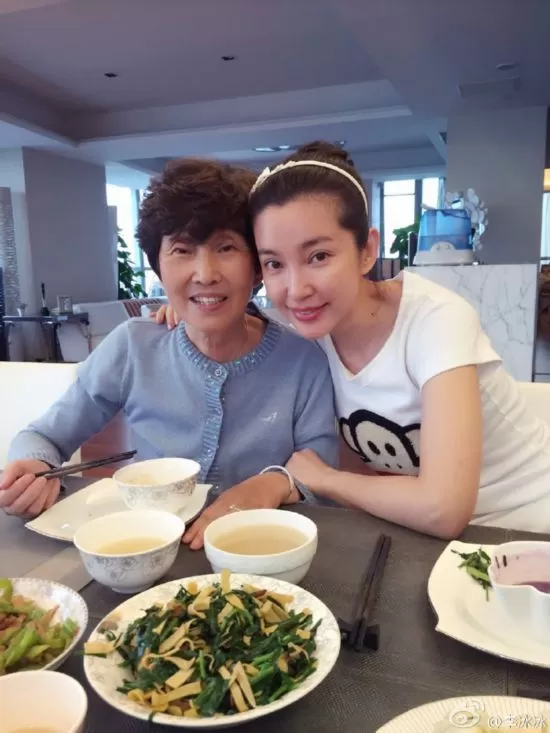 刘亦菲的妈妈听说比她本人还美,厉害了!