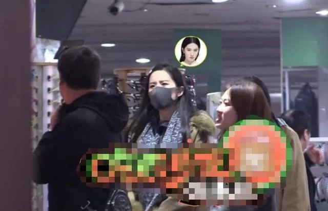 刘亦菲逛十元店被偷拍!头上一个国产帽接地气刘亦菲,带三个助理排场大