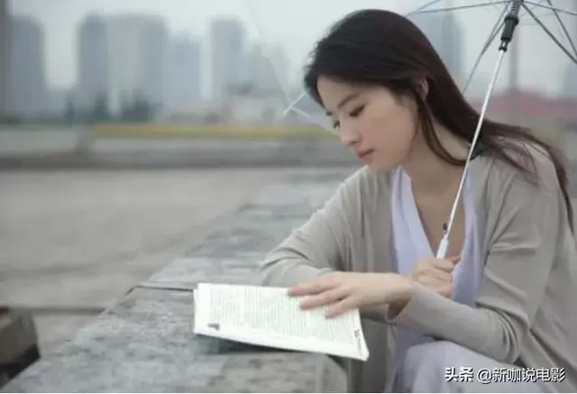 用行动证明“爱国”?刘亦菲携助理逛小店刘亦菲,买10元渔夫帽