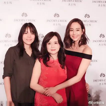 刘亦菲的妈妈听说比她本人还美,厉害了!