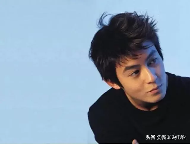 用行动证明“爱国”?刘亦菲携助理逛小店刘亦菲,买10元渔夫帽