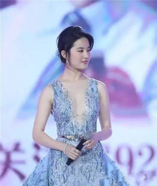 刘亦菲偶遇唐嫣,你能看出她们才差3岁么?
