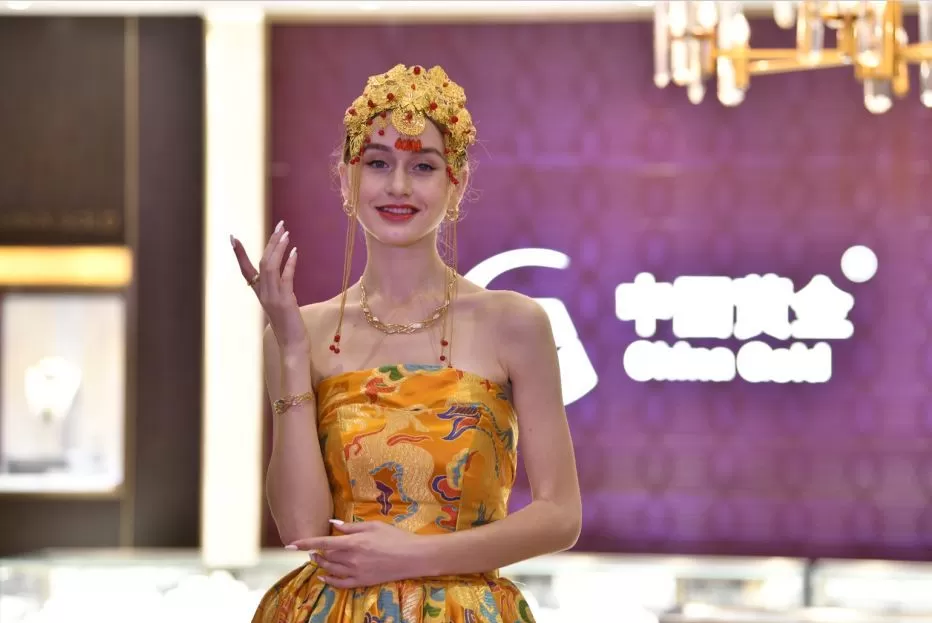 光华流转,与刘亦菲共赴“黄金之约”