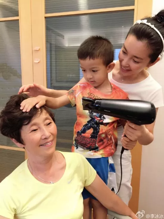 刘亦菲的妈妈听说比她本人还美,厉害了!