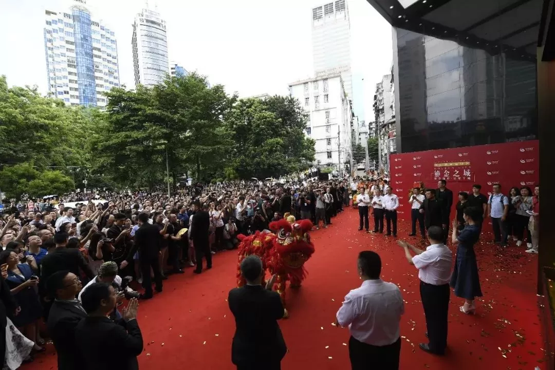 光华流转,与刘亦菲共赴“黄金之约”