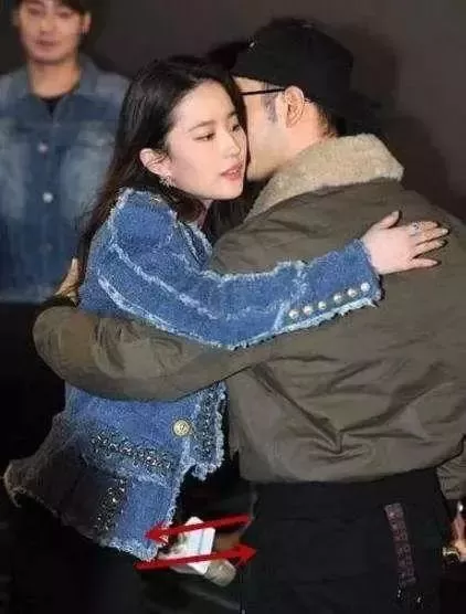 刘亦菲被黄晓明揽入怀,刘亦菲无奈却还要微笑。网友:教主不怕跪?
