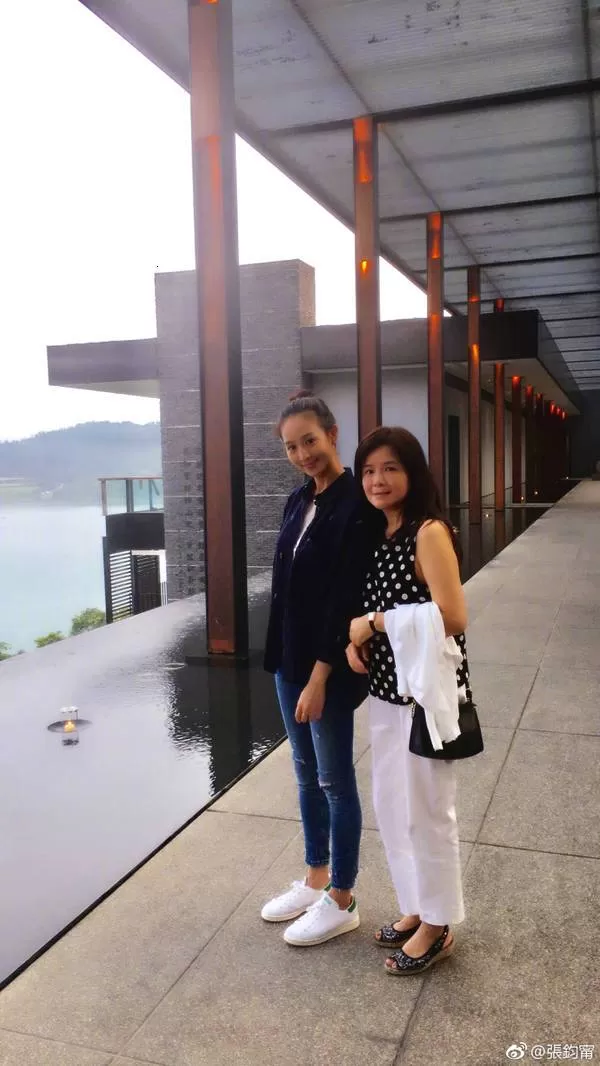 刘亦菲的妈妈听说比她本人还美,厉害了!