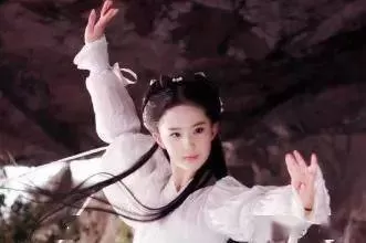 刘亦菲偶遇唐嫣,你能看出她们才差3岁么?