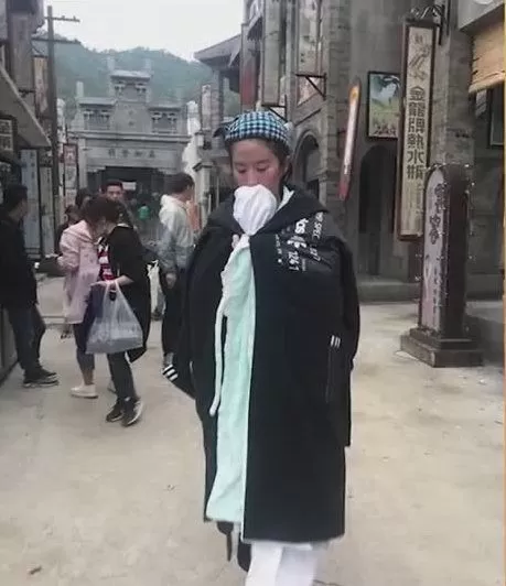 刘亦菲拍戏变成落汤鸡,包裹大毛巾取暖,刘亦菲:用毛巾堵了鼻子
