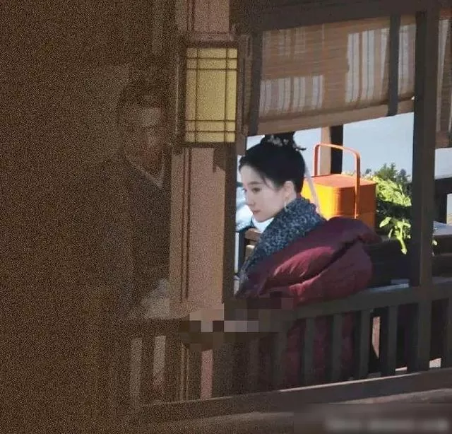 富婆刘亦菲与助理逛街刘亦菲,逛十元店无人随行,遇陌生男对其坏笑?
