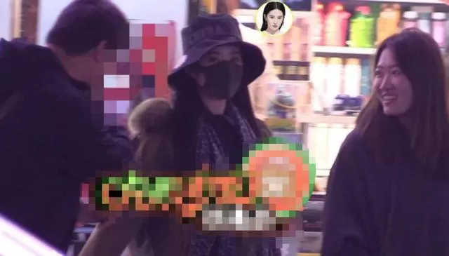 刘亦菲逛十元店被偷拍!头上一个国产帽接地气刘亦菲,带三个助理排场大