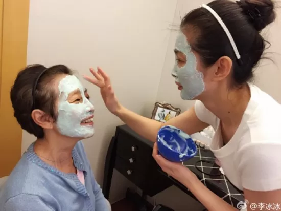 刘亦菲的妈妈听说比她本人还美,厉害了!