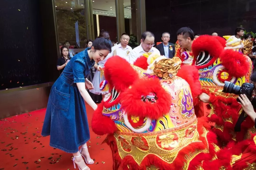 光华流转,与刘亦菲共赴“黄金之约”