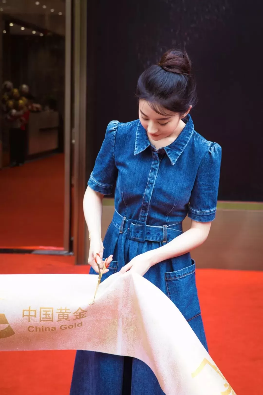 光华流转,与刘亦菲共赴“黄金之约”