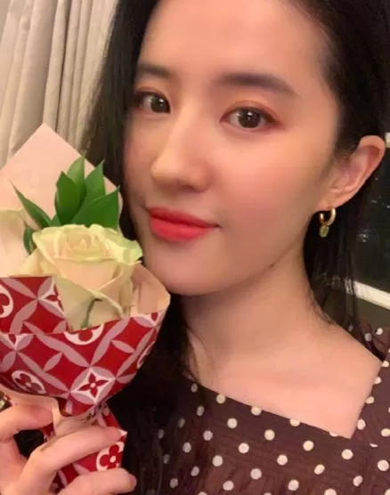 刘亦菲干爹有新欢?和妙龄女约会兴致高刘亦菲,曾和小30岁杨采钰相恋