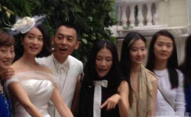 他是刘亦菲的初恋,他结婚时刘亦菲素颜出席,如今过得很幸福!