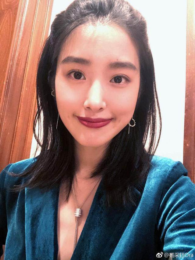 和刘亦菲干爹忘年恋 撞脸刘亦菲 出演《芳华》的杨采钰竟手滑点赞刘亦菲黑料?