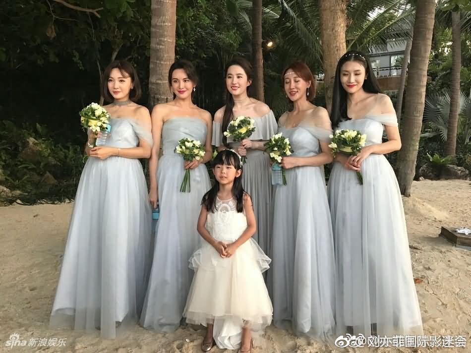 周扬苏梅岛大婚，刘亦菲闺蜜伴娘身份低调亮相出席