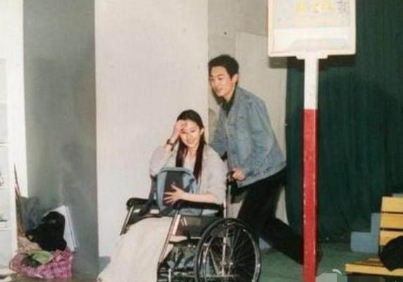 他是刘亦菲的初恋,他结婚时刘亦菲素颜出席,如今过得很幸福!