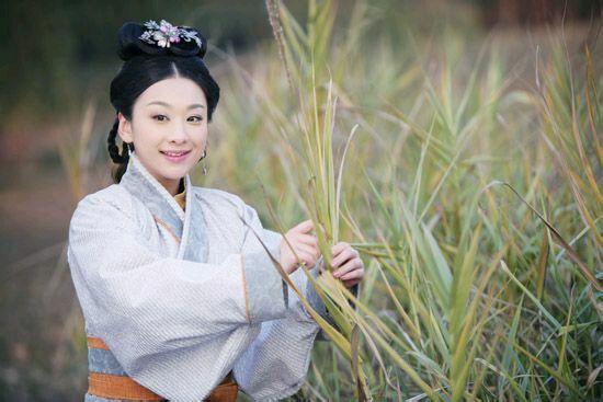 藏在草丛中的古装女子,叶璇淳朴、刘亦菲清纯、贾静雯俏丽