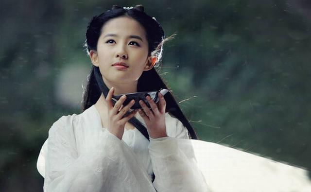 刘亦菲清瘦近照曝光,网友:这是回到小龙女了?