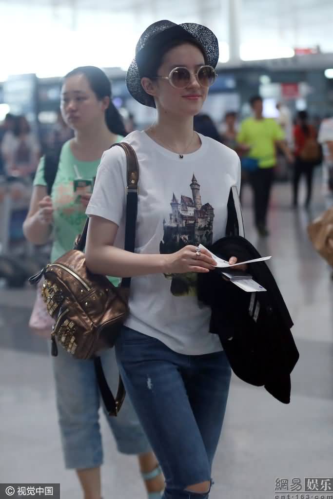 休闲装戴复古墨镜 与妈妈一同出游  《刘亦菲》[2016.6.9]