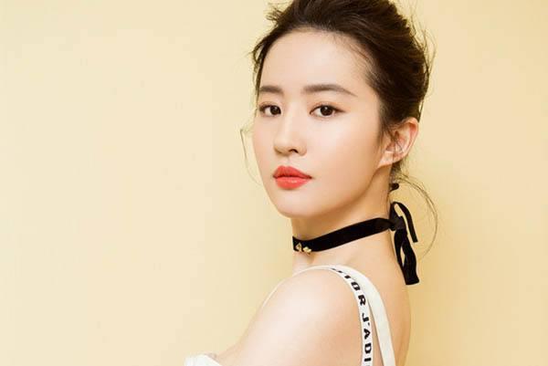 刘亦菲清瘦近照曝光,网友:这是回到小龙女了?