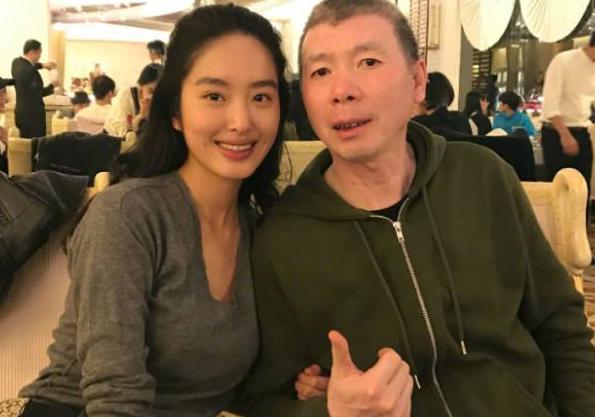 冯女郎出道攀上刘亦菲干爹,街头亲热不惧流言终惹怒刘亦菲!
