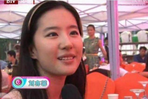 他是刘亦菲的初恋,他结婚时刘亦菲素颜出席,如今过得很幸福!