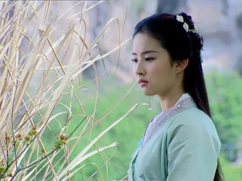 藏在草丛中的古装女子,叶璇淳朴、刘亦菲清纯、贾静雯俏丽