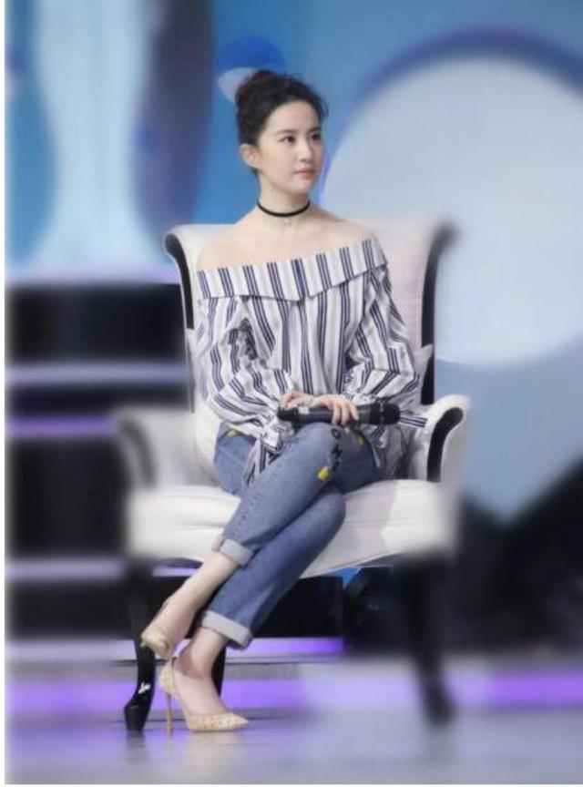 刘亦菲出席活动坐姿引争议 网友：还是自然点好